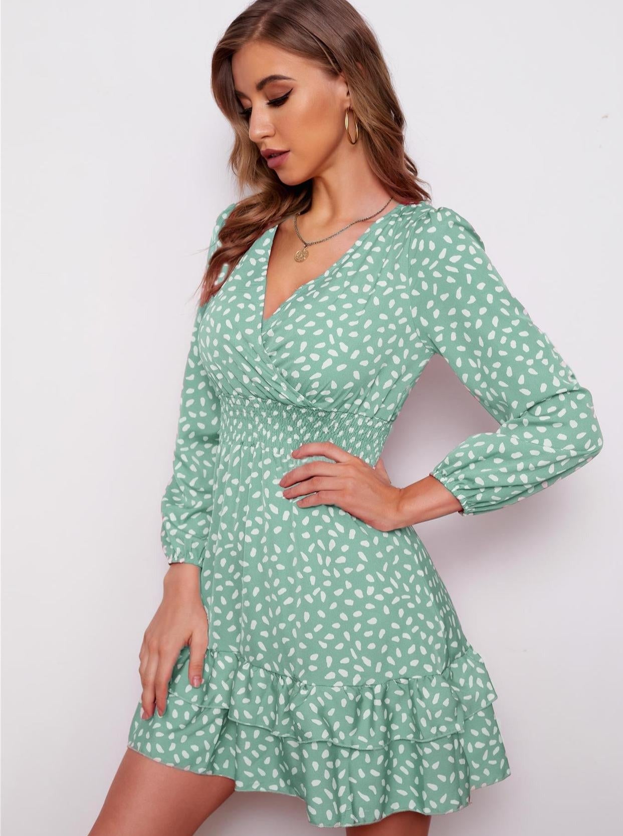 Sommerkleid mit V-Ausschnitt und hoher Taille