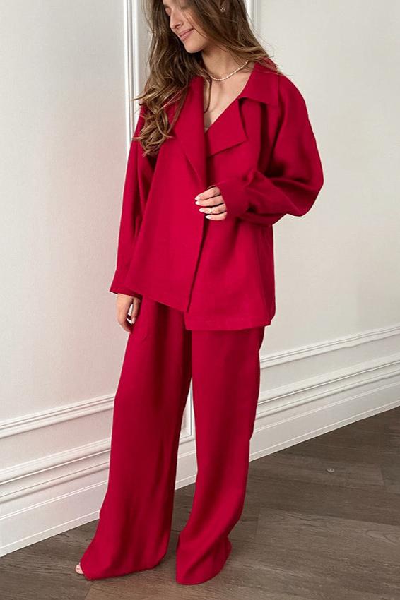 Trendiges, einfarbiges Set mit langärmeliger Wickelbluse und Hose
