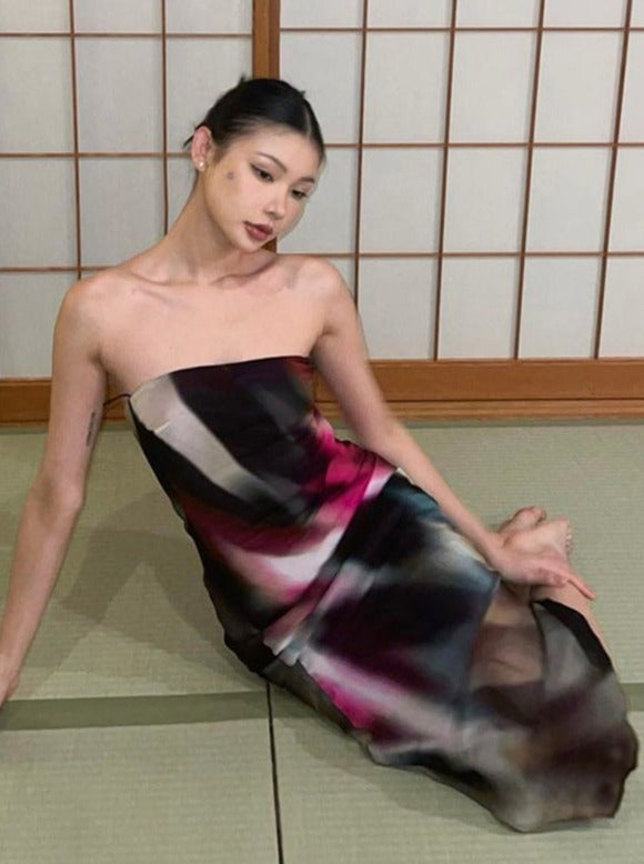Ärmelloses, schlankmachendes langes Kleid mit abstraktem Druck „Aurora“