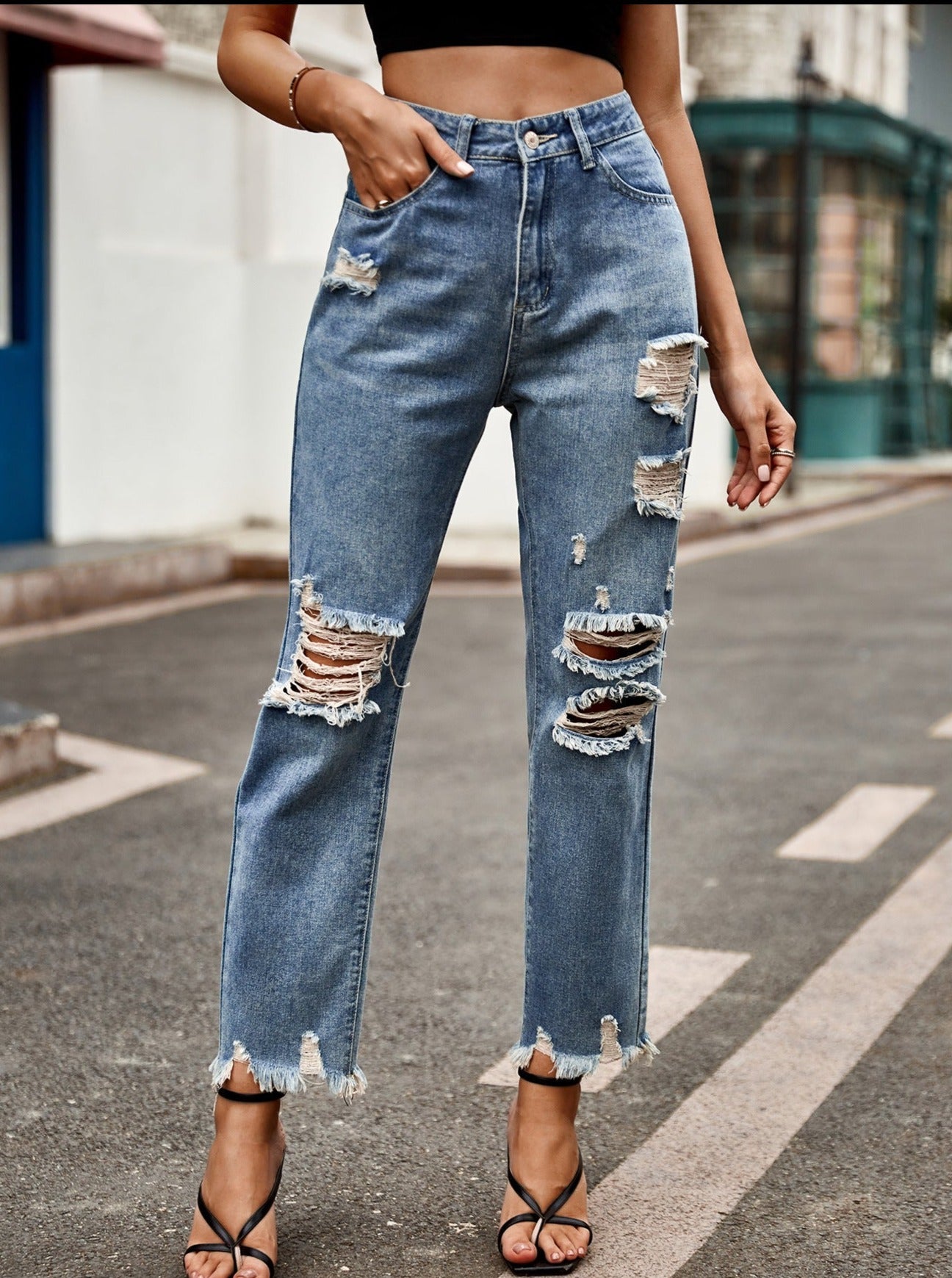 Zerrissene Flare-Denim-Jeans mit hoher Taille und Knöpfen