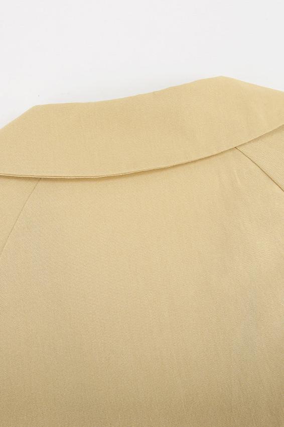 Trendiges, einfarbiges Set mit langärmeliger Wickelbluse und Hose