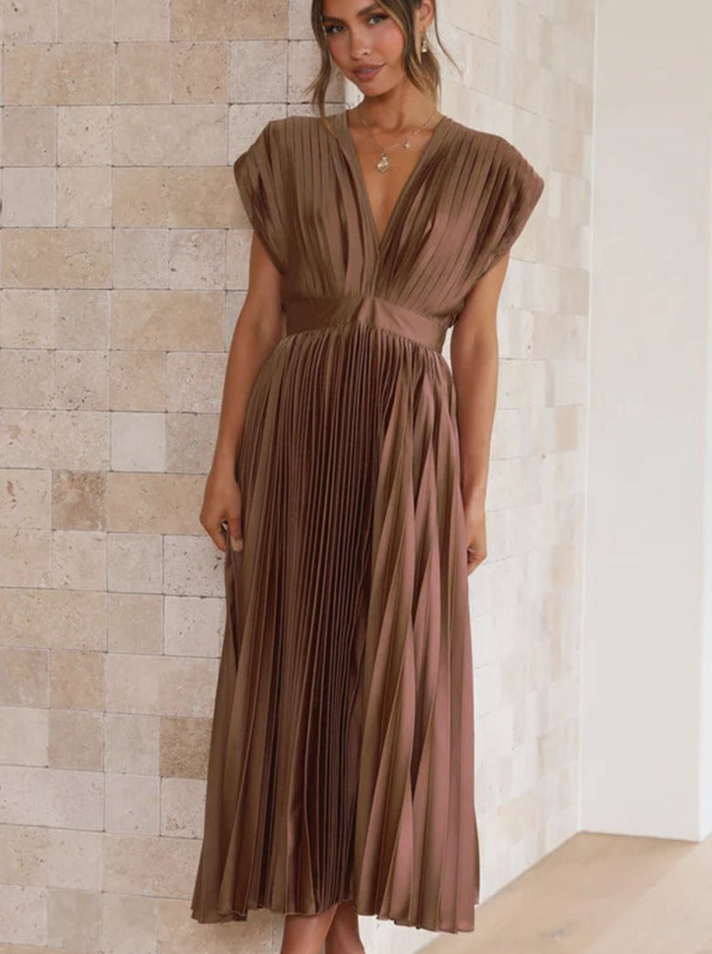 Braunes lässiges Plisseekleid mit V-Ausschnitt