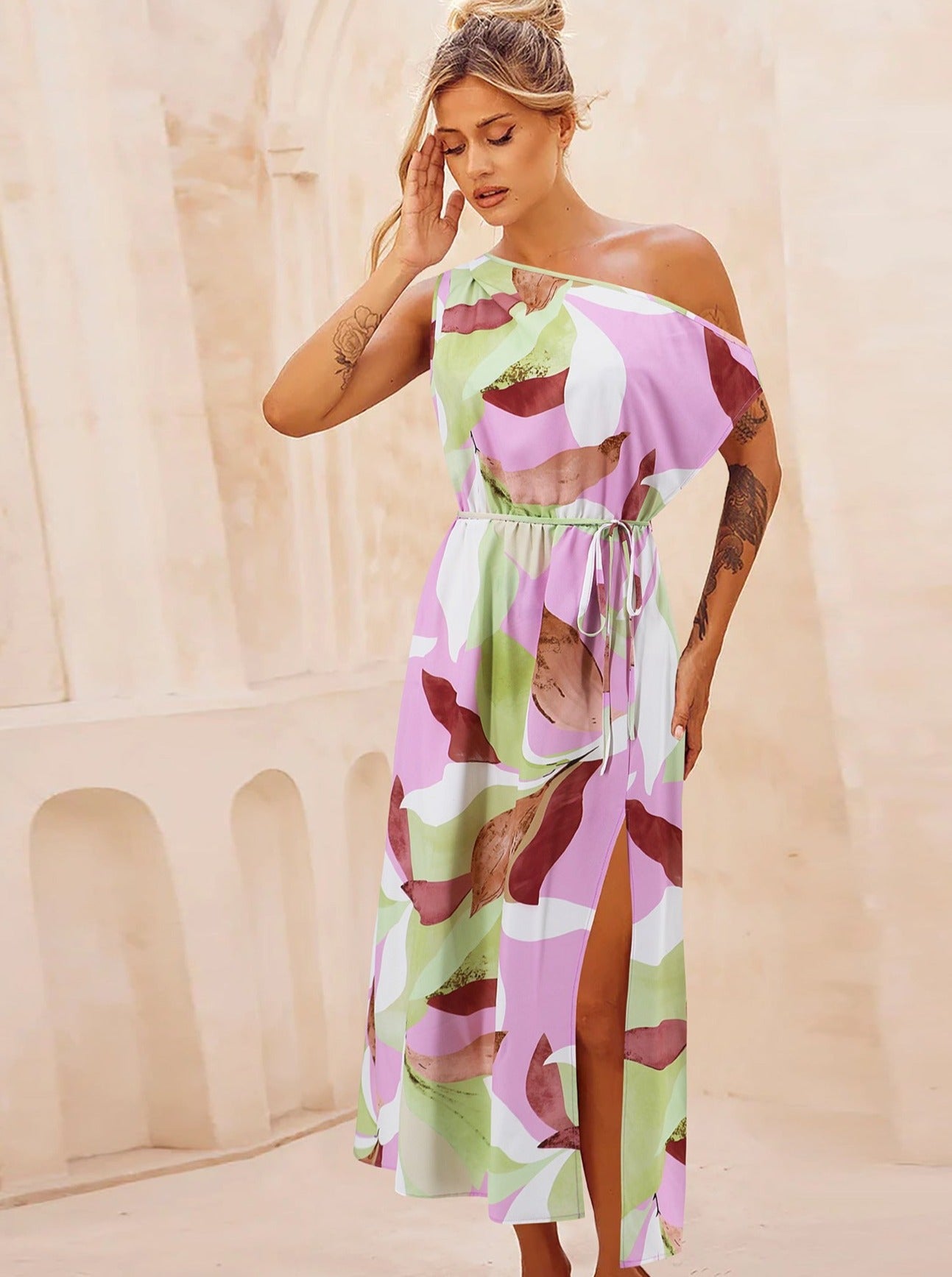 Langes Kleid mit Blumenmuster, schrägen Schultern und Gürtel