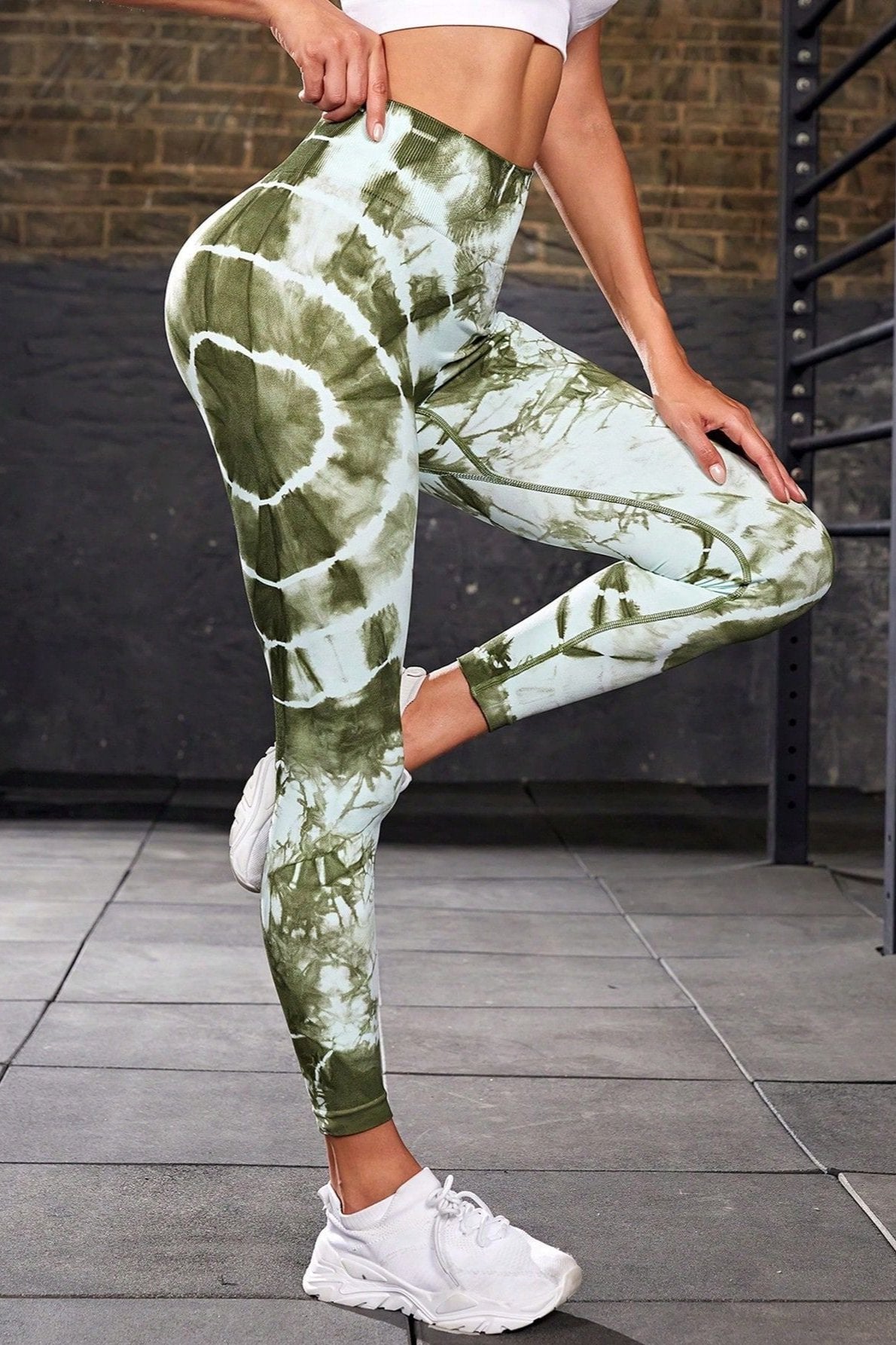 Grüne nahtlose Yogahose mit hoher Taille und Batikmuster