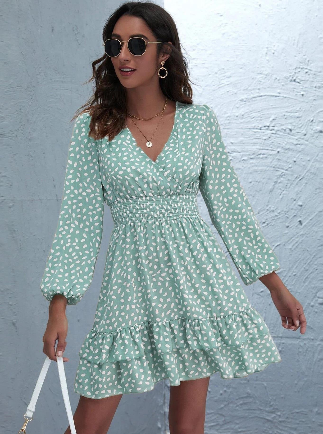 Sommerkleid mit V-Ausschnitt und hoher Taille