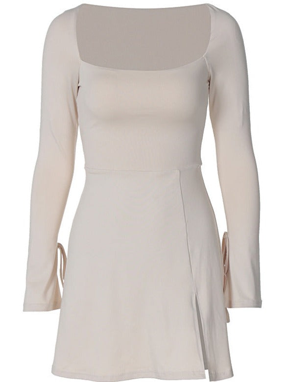 Elegantes Minikleid mit eckigem Ausschnitt, langen Ärmeln und Seitenschlitz