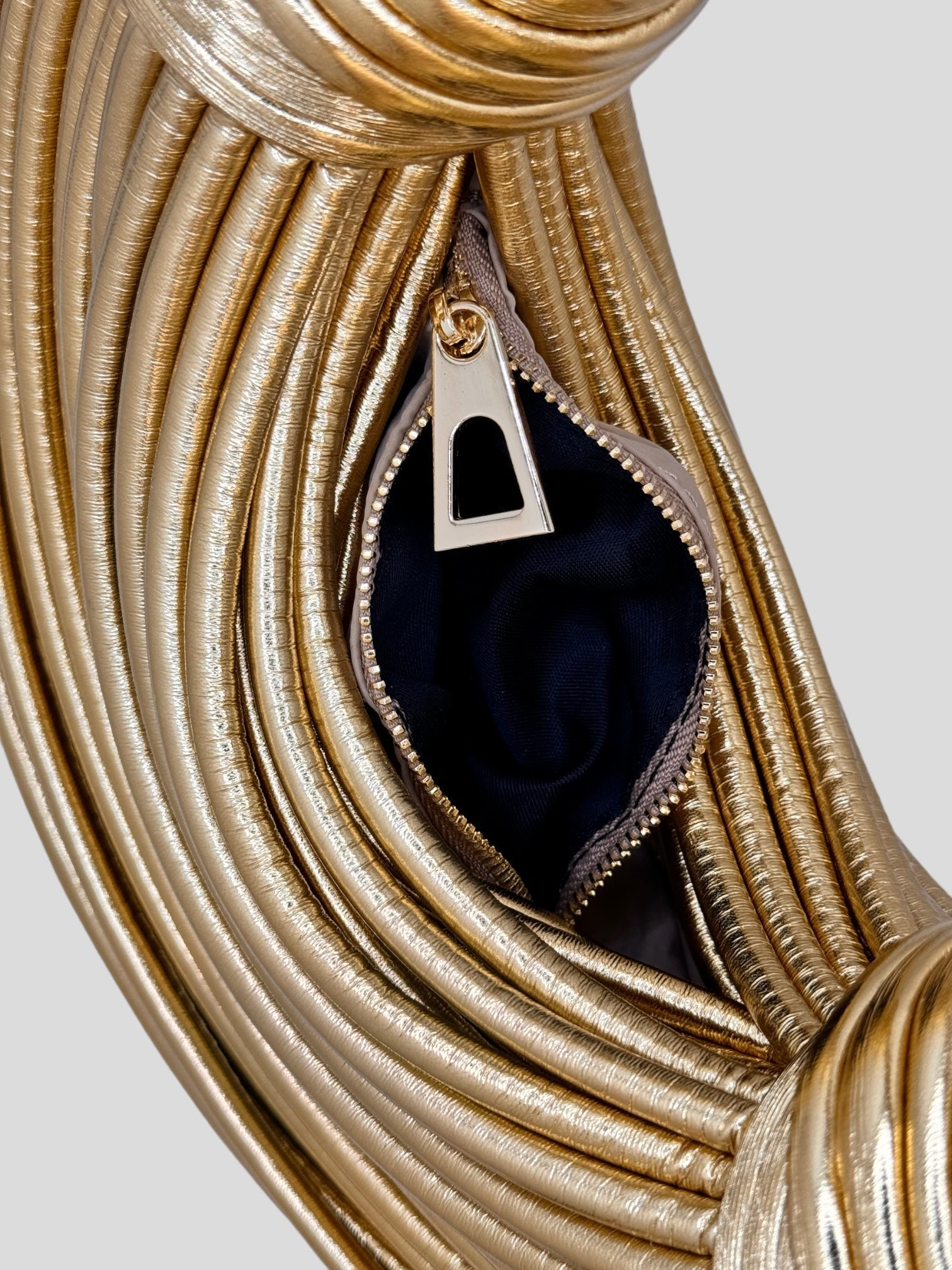 Aurélie – Luxuriöse, stilvolle goldene Tasche