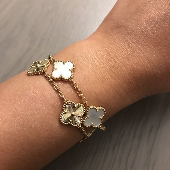 GLÜCKLICHES QUADRIFOGLIO-ARMBAND AUS GOLD