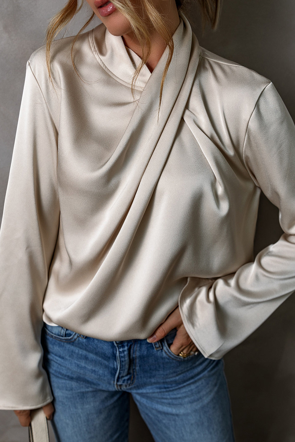 Satinbluse mit Kreuzfront und Rückenschlitz – Annika