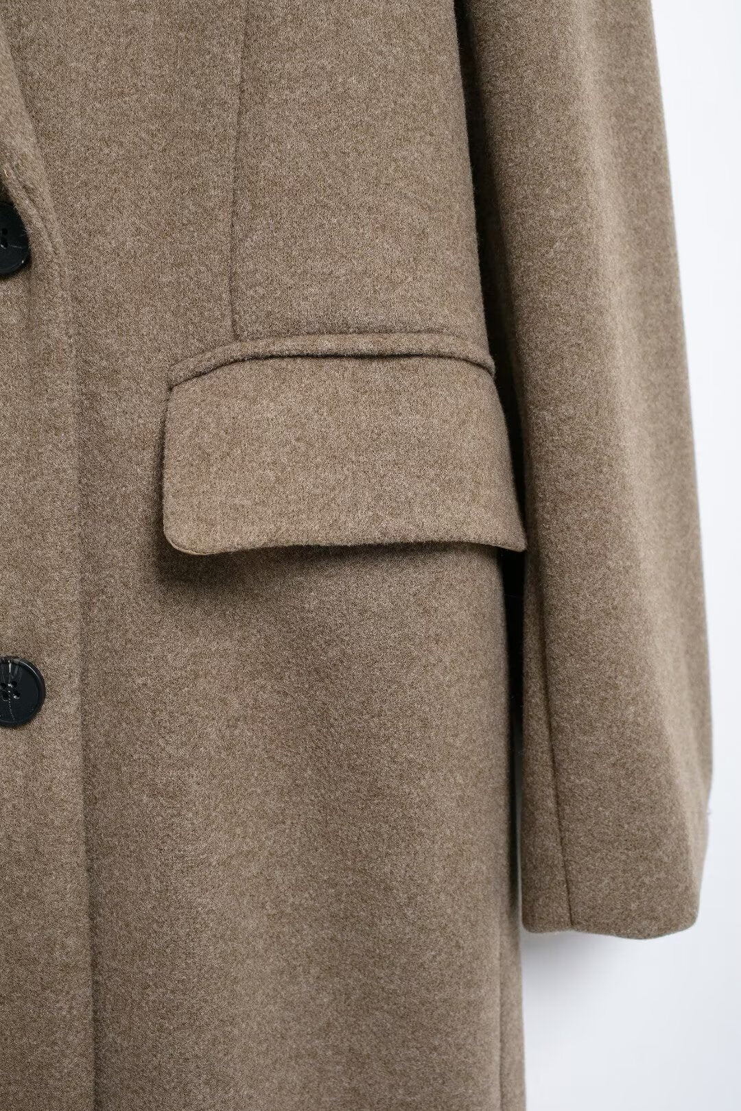 Eleganter taupefarbener zweireihiger Wollmantel