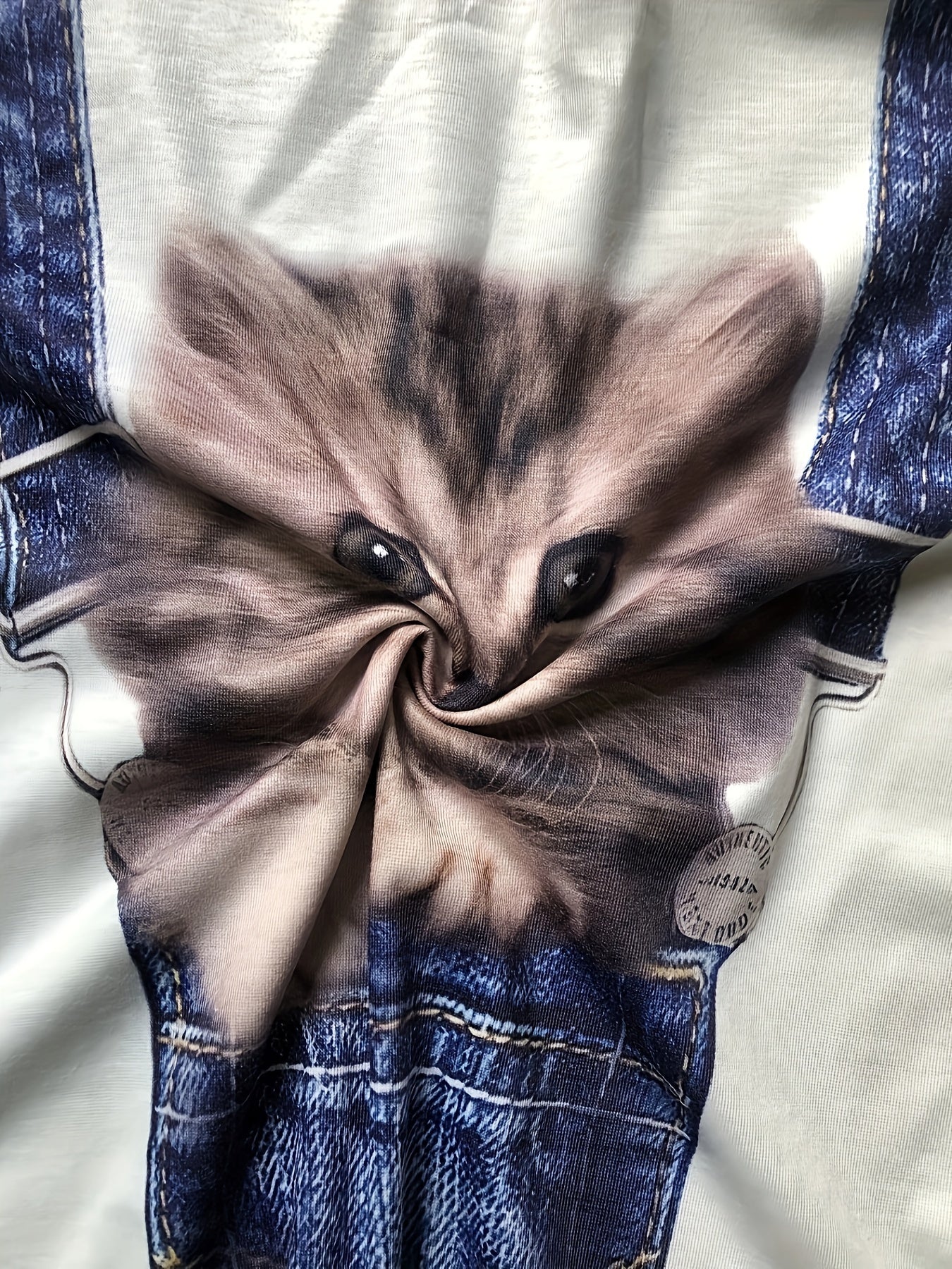 Katzenprint T-Shirt mit modernen Farbblock-Details – Celeste