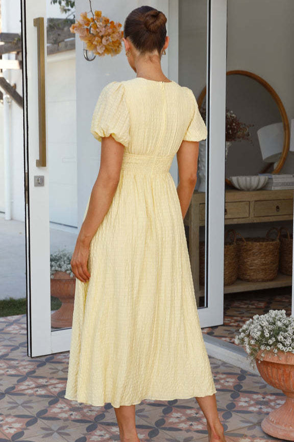 Lässiges, strukturiertes Kleid mit V-Ausschnitt und Knopfleiste