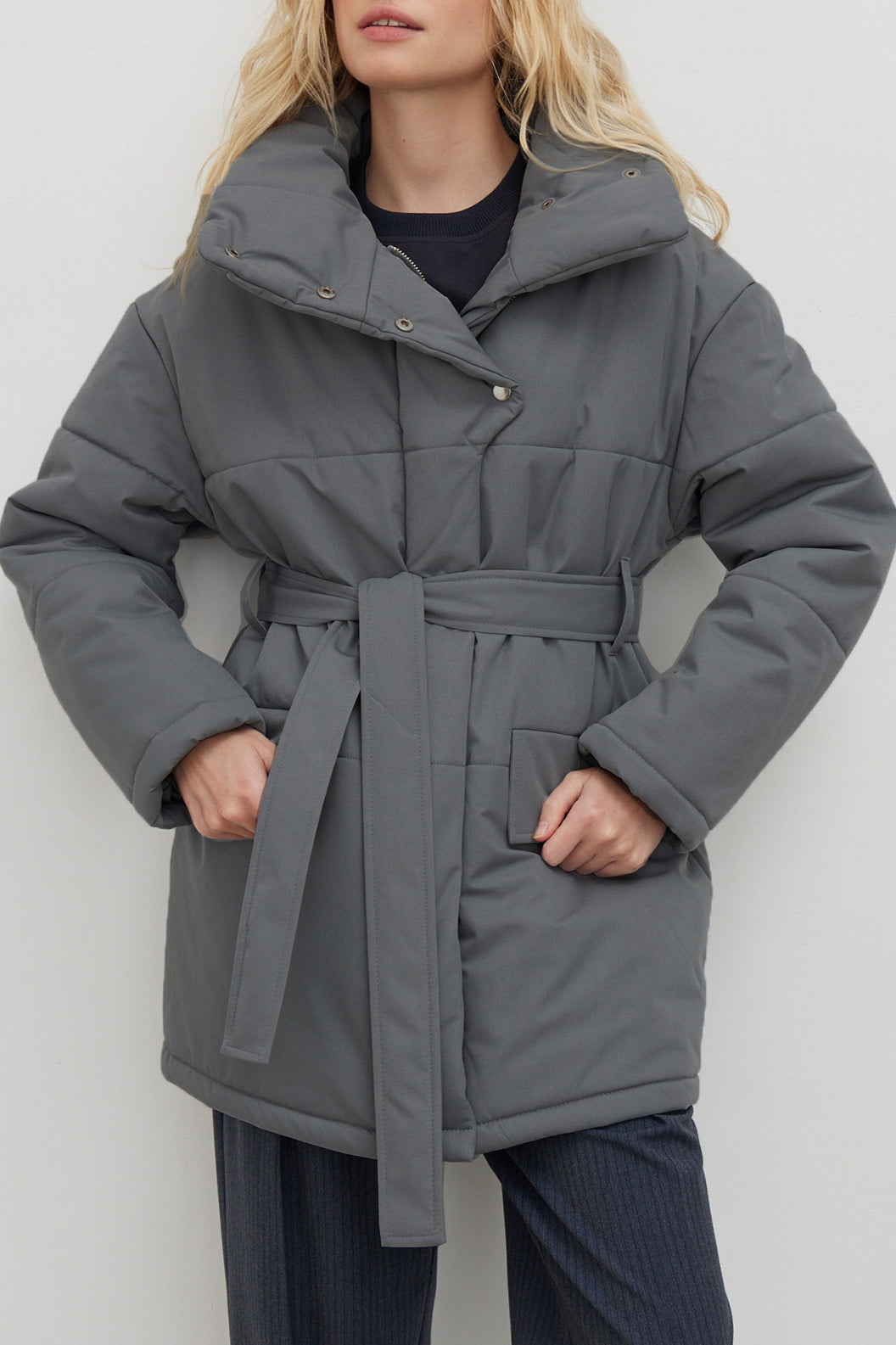 Stilvoller Puffermantel mit Gürtel für den Winter