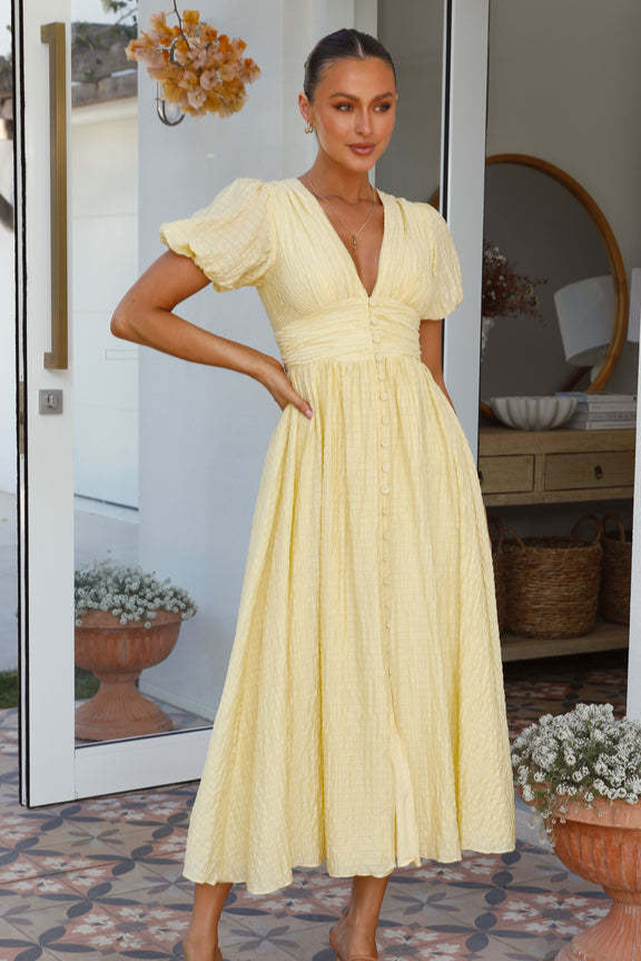 Lässiges, strukturiertes Kleid mit V-Ausschnitt und Knopfleiste