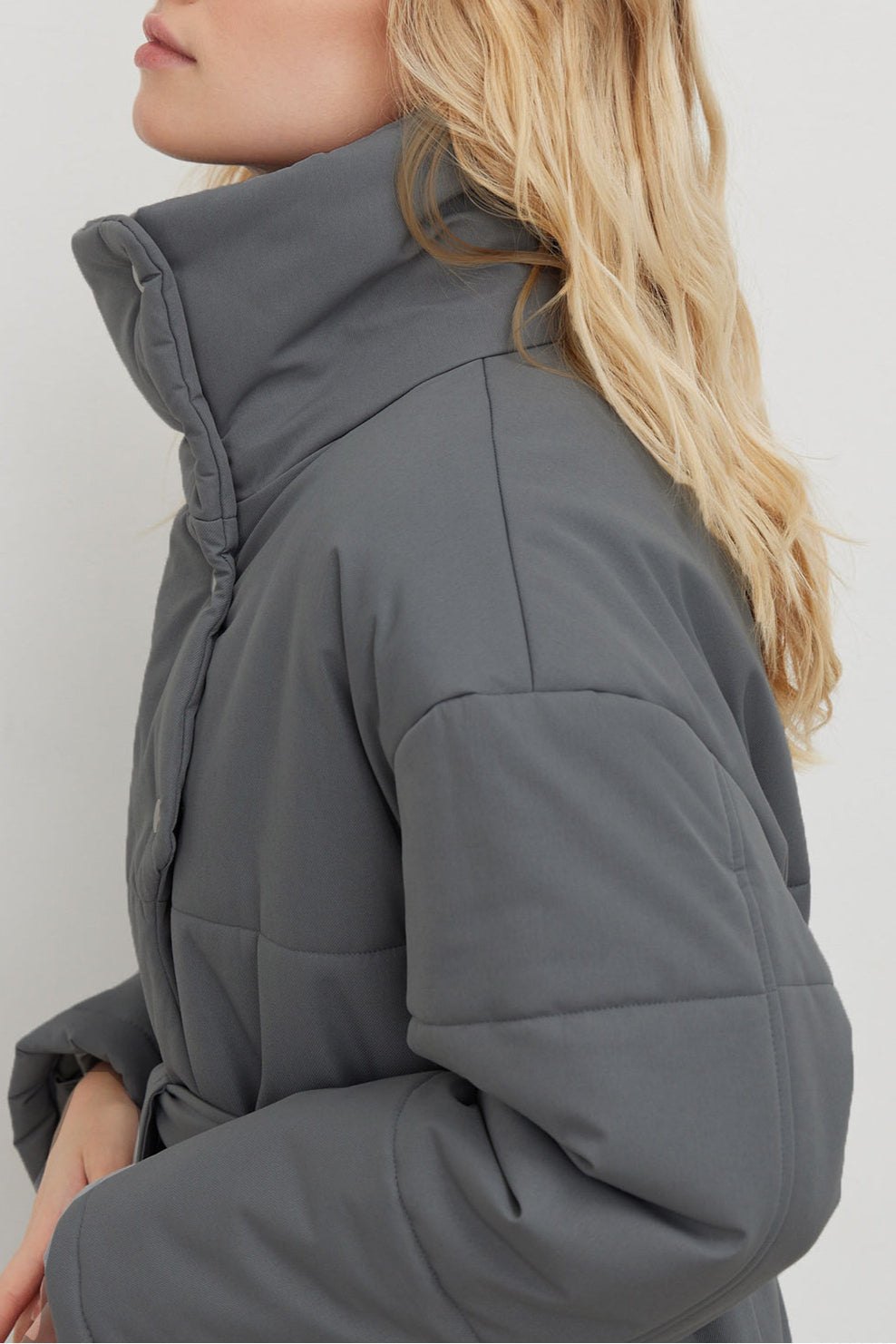 Stilvoller Puffermantel mit Gürtel für den Winter