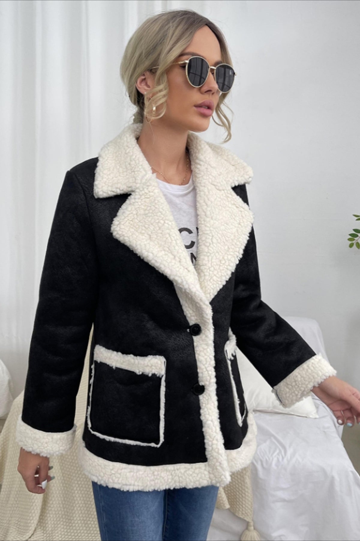 Trendiger Blazer aus Lammfellimitat in Schwarz und Weiß