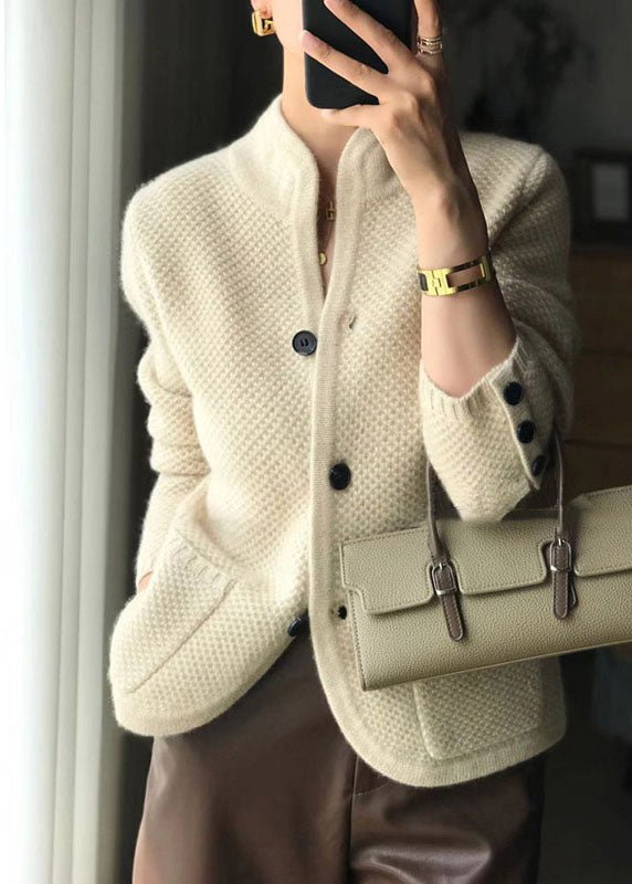 Isollette | Stilvolle Beige Stand Kragen Slim Fit Knopf Kaschmir Strickjacken