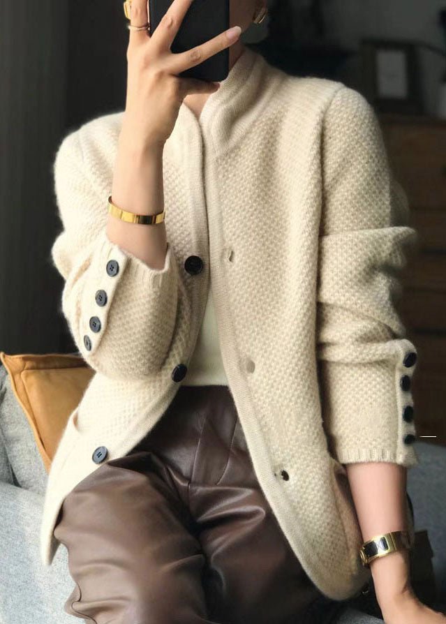 Isollette | Stilvolle Beige Stand Kragen Slim Fit Knopf Kaschmir Strickjacken