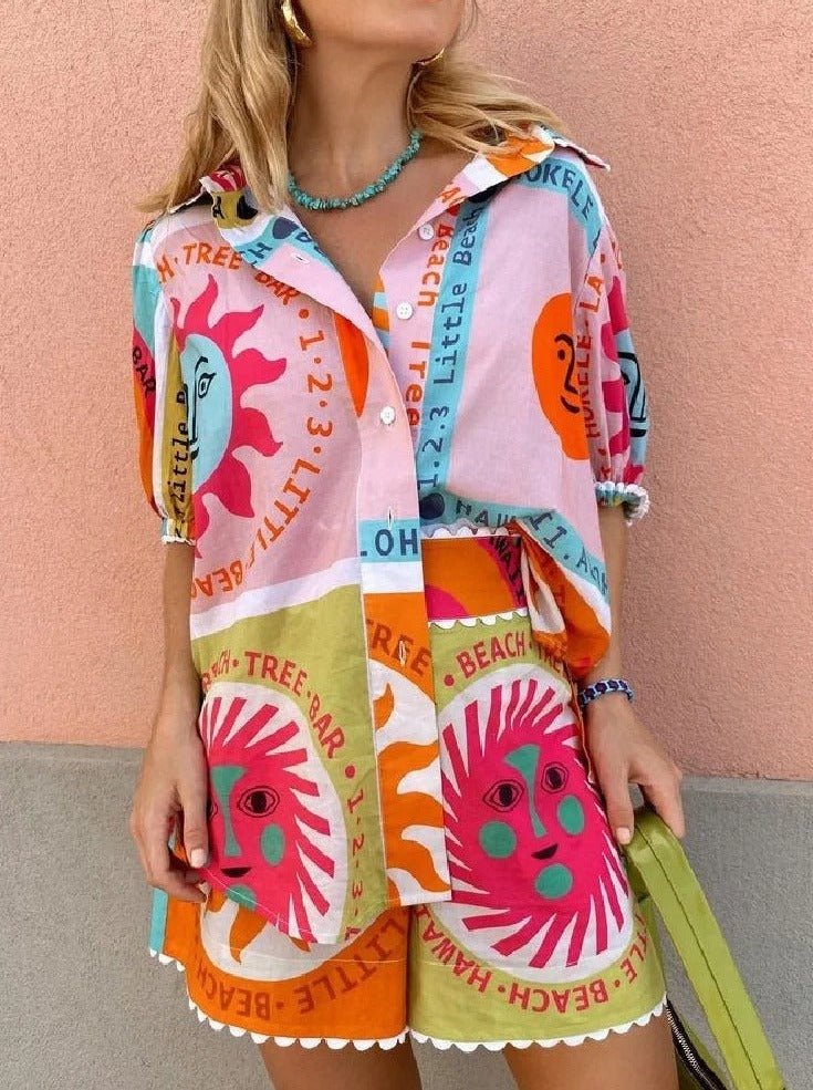 Zweiteiliges Sommer-Strand-Outfit mit kurzärmliger Bluse und lockeren Shorts