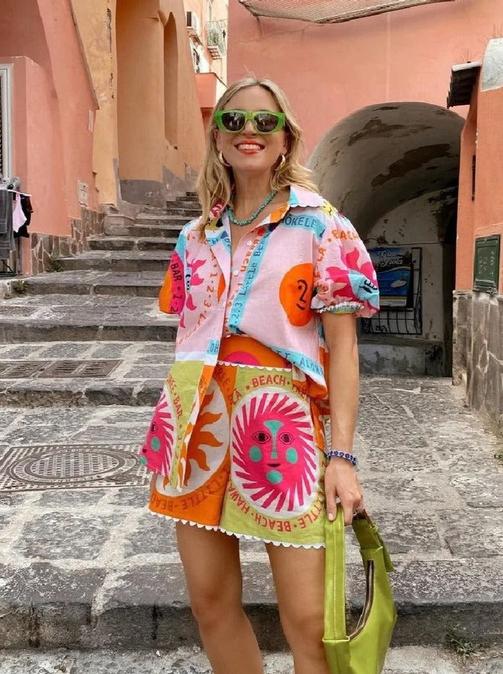 Zweiteiliges Sommer-Strand-Outfit mit kurzärmliger Bluse und lockeren Shorts