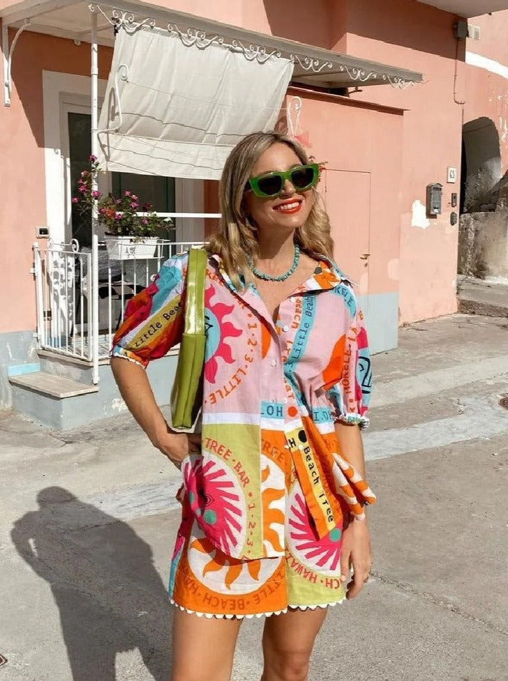 Zweiteiliges Sommer-Strand-Outfit mit kurzärmliger Bluse und lockeren Shorts
