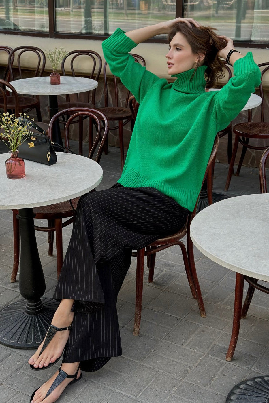 Winterlicher Rollkragenpullover mit Gürtel