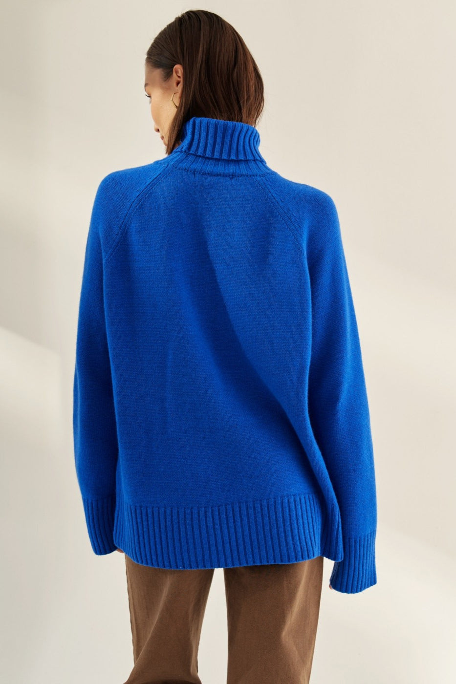 Winterlicher Rollkragenpullover mit Gürtel