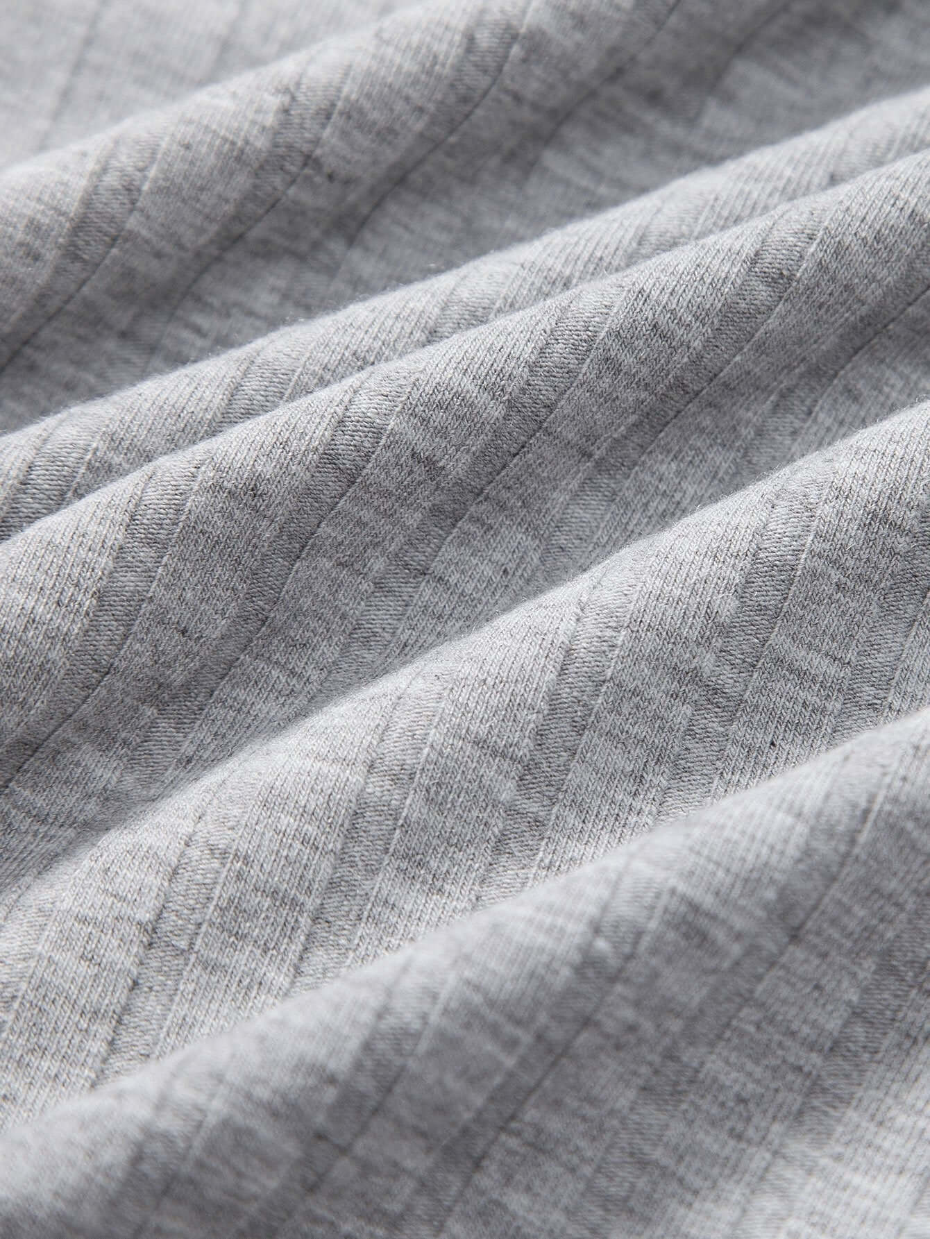 Geripptes Poloshirt mit V-Ausschnitt