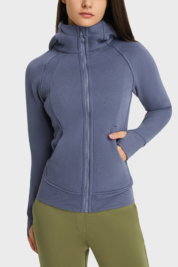 Dicke, warme Sportjacke mit Kapuze