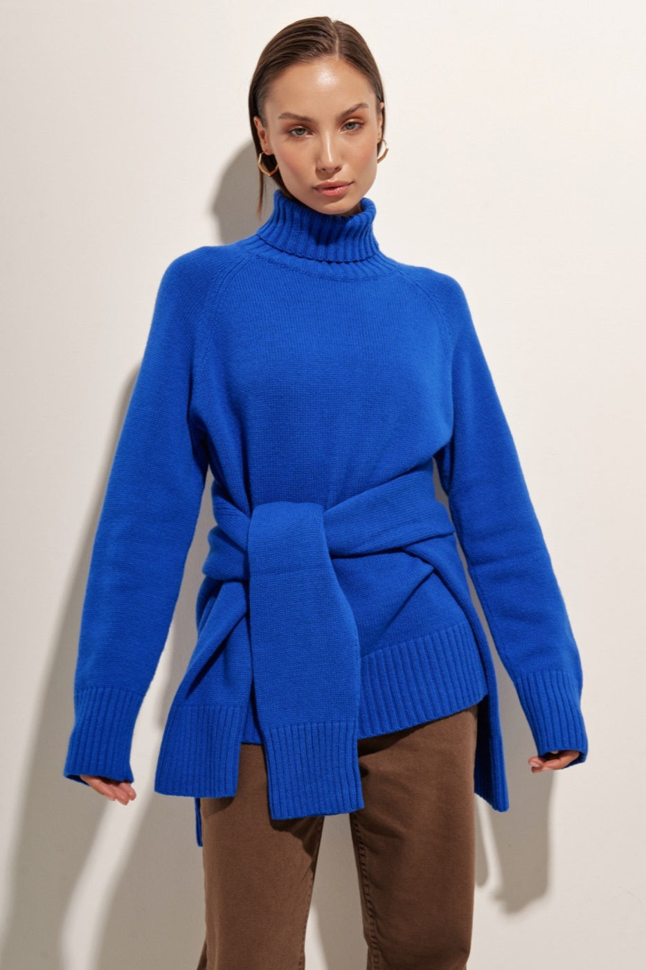 Winterlicher Rollkragenpullover mit Gürtel