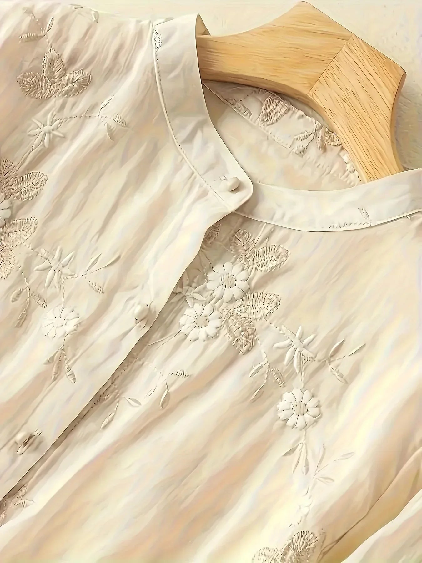 Damen-Bluse mit besticktem Blumenmuster und Knöpfen – Eliza