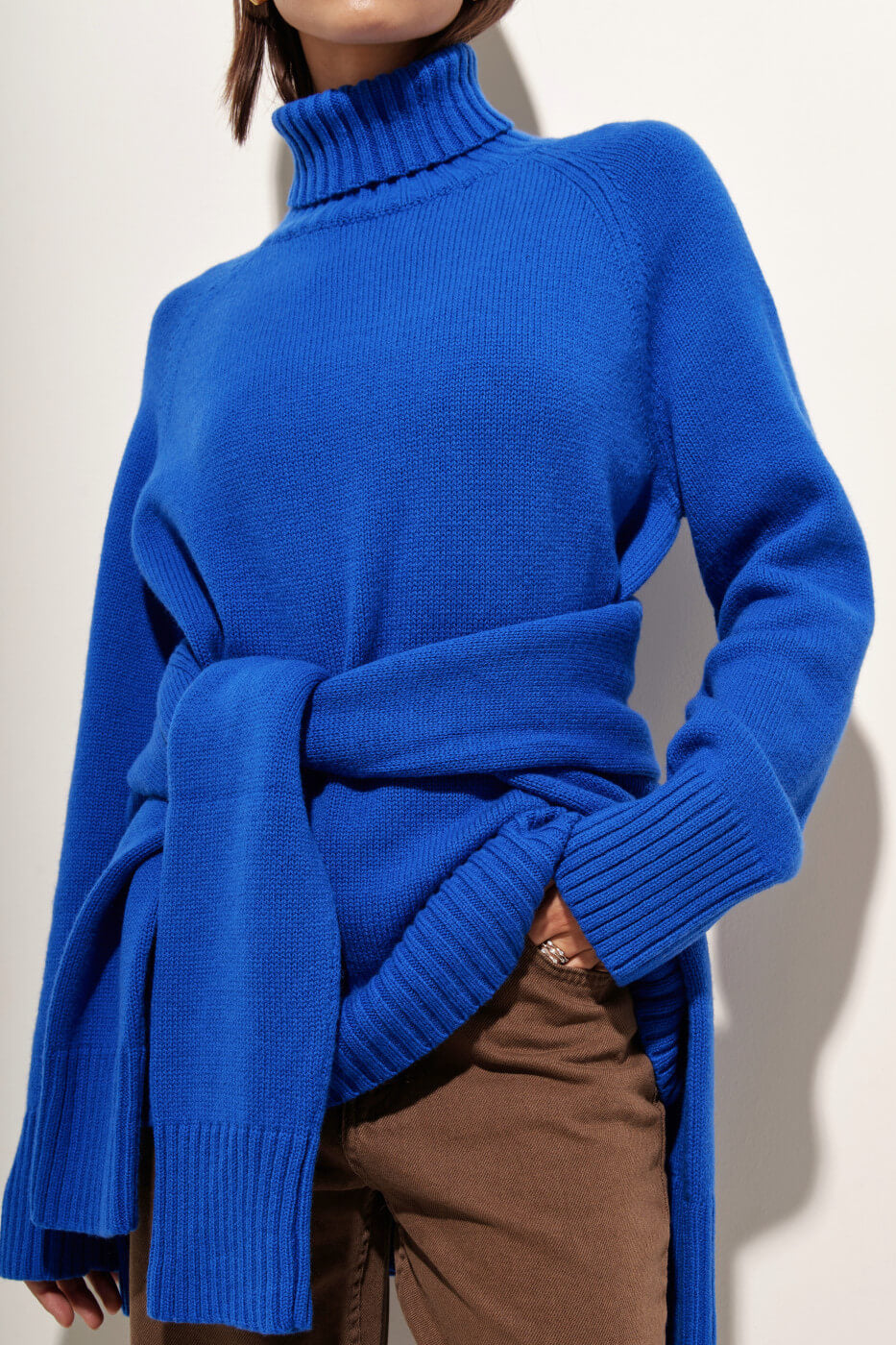 Winterlicher Rollkragenpullover mit Gürtel