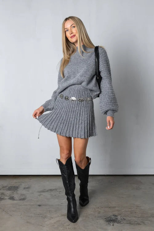 Anelia | Eleganter plissierter pullover und rock aus wildleder