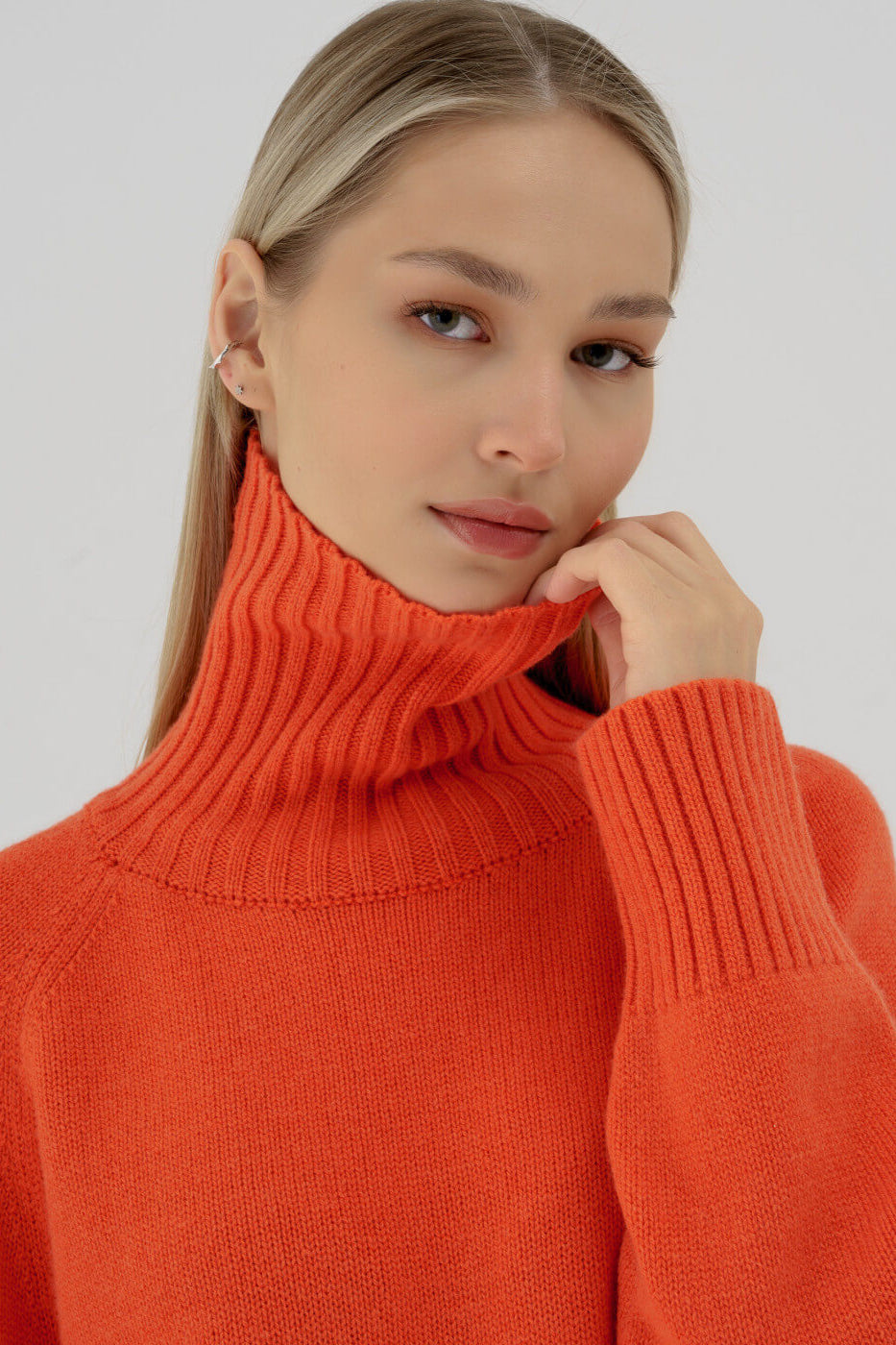 Winterlicher Rollkragenpullover mit Gürtel