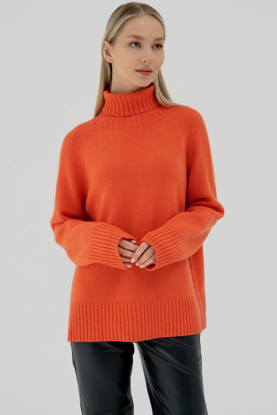 Winterlicher Rollkragenpullover mit Gürtel