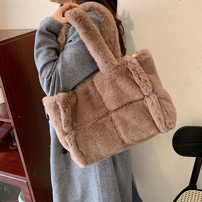 Schicke Plüsch-Handtasche Für Gemütlichen Winterstil Für Frauen