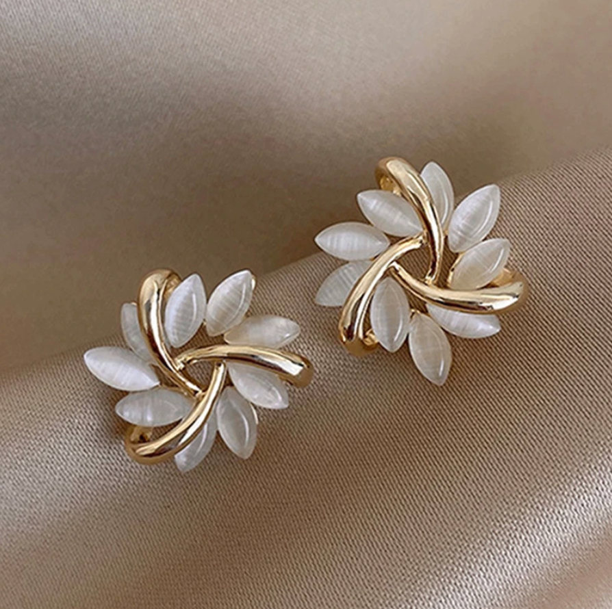 Adler™ | Goldene Blatt-Cluster-Ohrringe mit Blumenakzenten