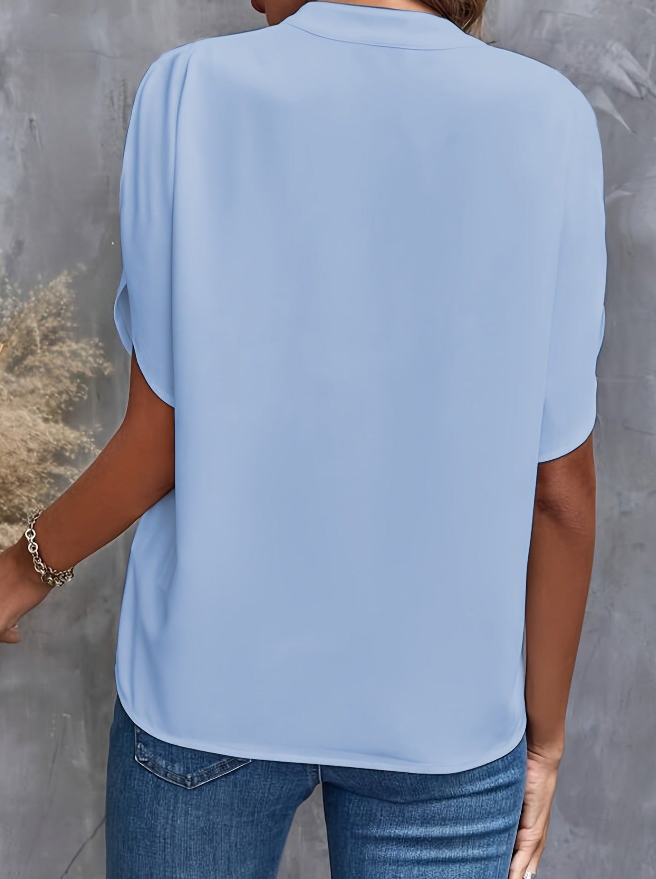 Elegante kurzärmlige Bluse mit tiefem Ausschnitt und V-Ausschnitt
