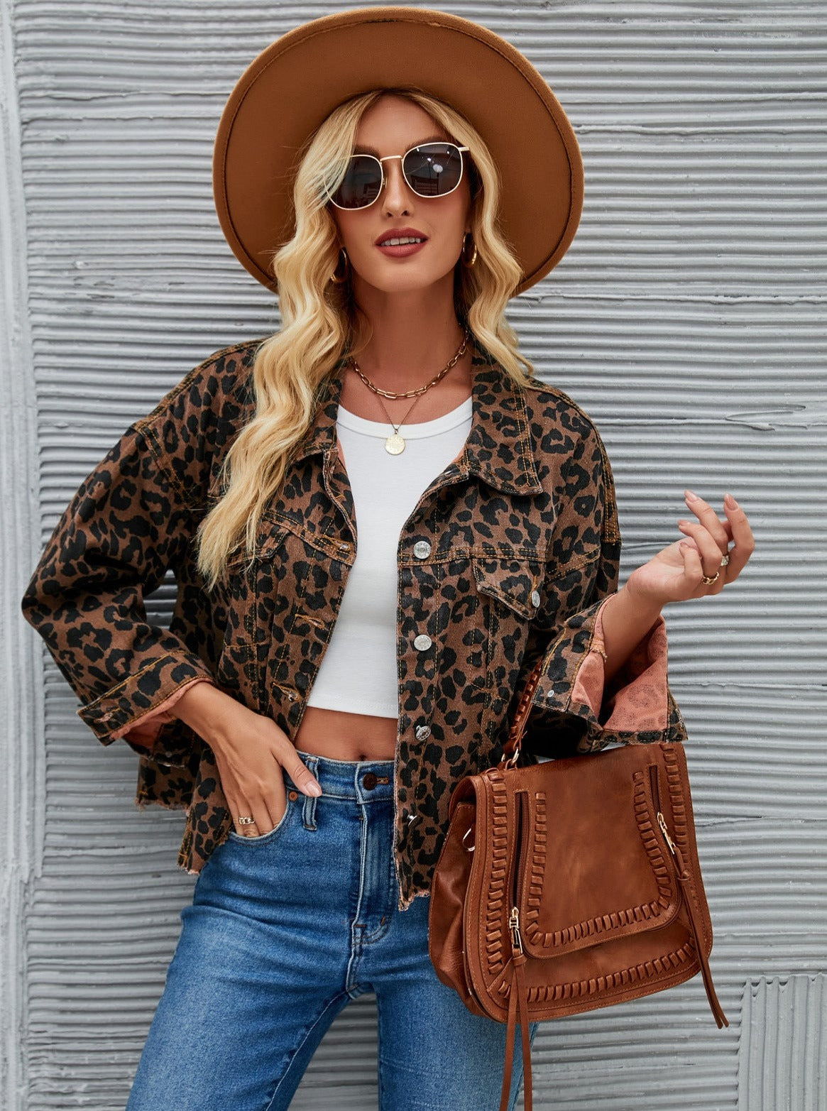 Lässige kurze Jeansjacke mit Leopardenmuster
