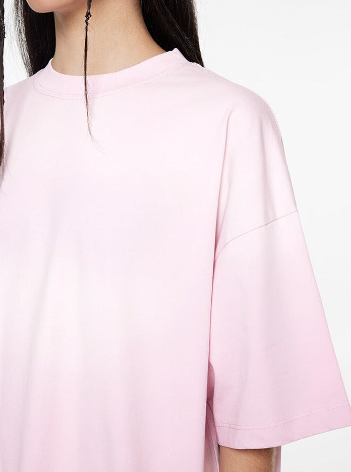 T-Shirt mit Rundhalsausschnitt und halblangen Ärmeln und altem aufgesprühtem Macaron