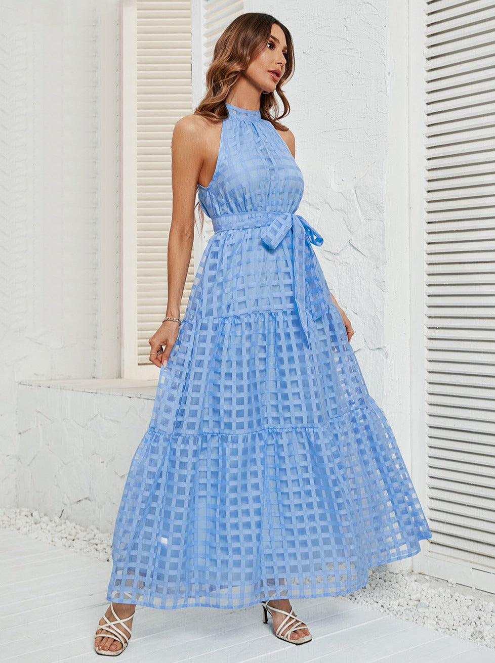 Blaues Neckholder-Maxikleid aus Netzstoff mit Gürtel