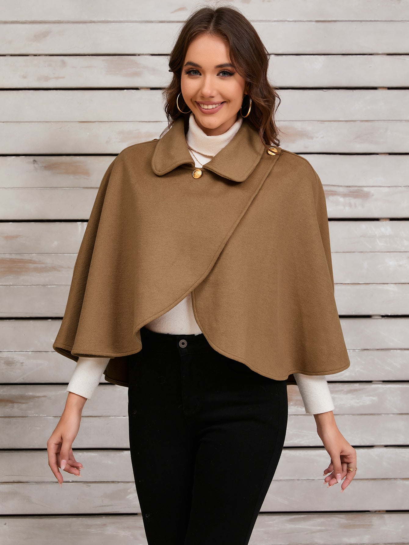 Schickes Kamel-Cape mit edlem Goldknopf für gehobene Anlässe