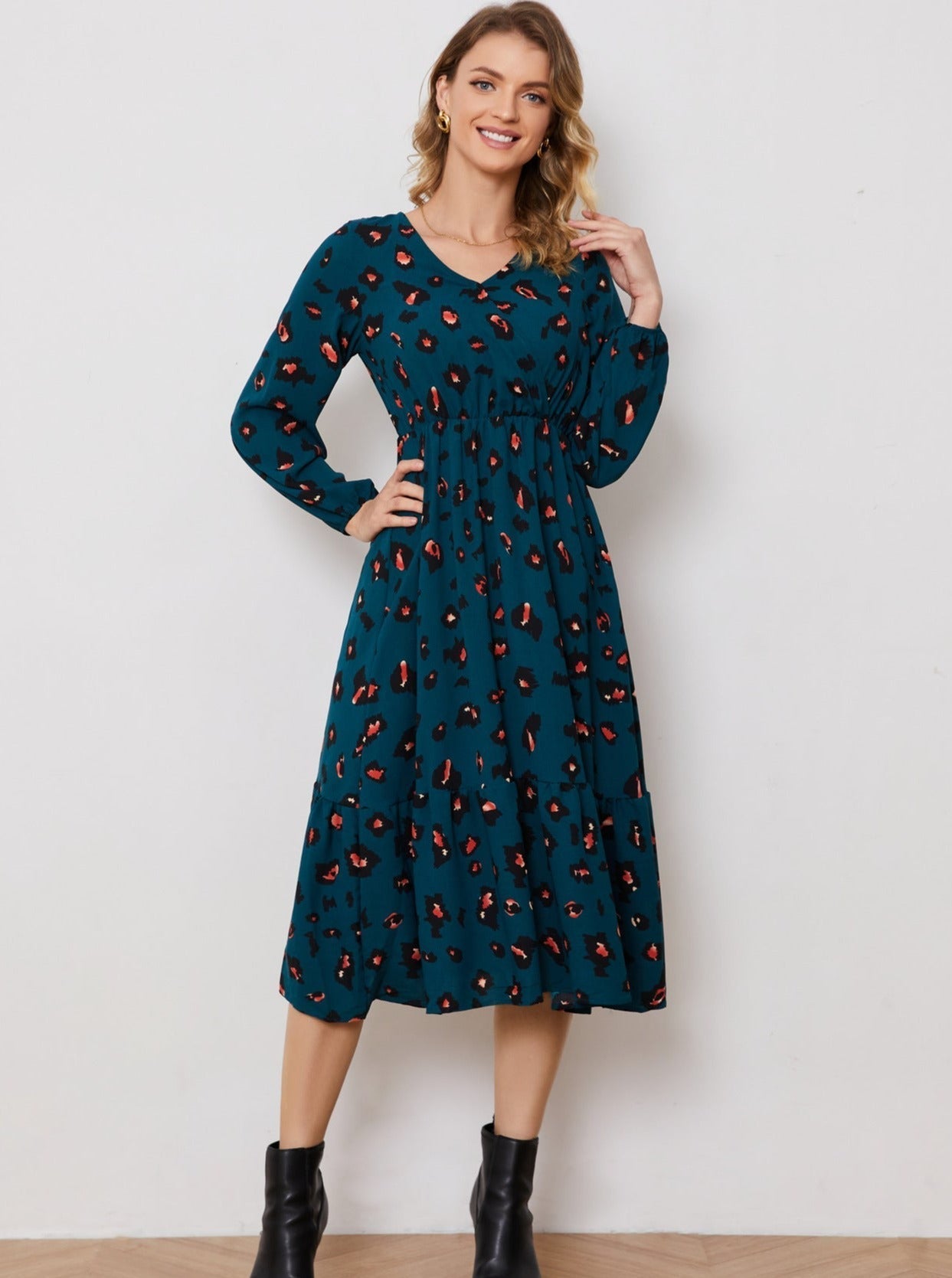 Ausgestelltes Kleid mit V-Ausschnitt und Allover-Print