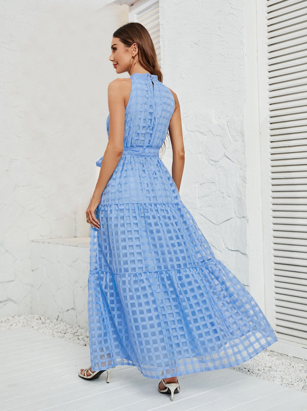 Blaues Neckholder-Maxikleid aus Netzstoff mit Gürtel