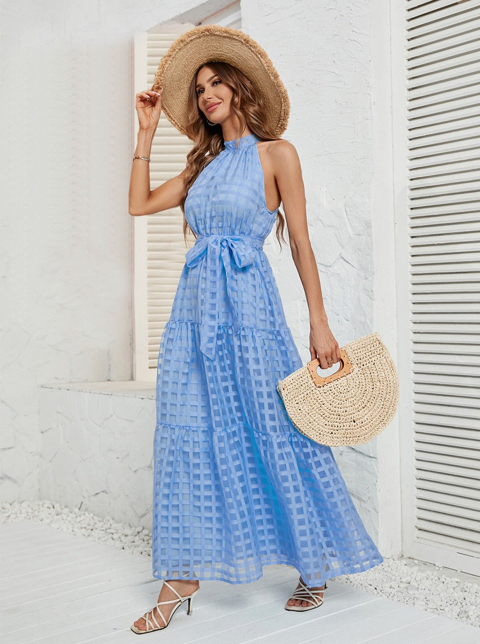 Blaues Neckholder-Maxikleid aus Netzstoff mit Gürtel