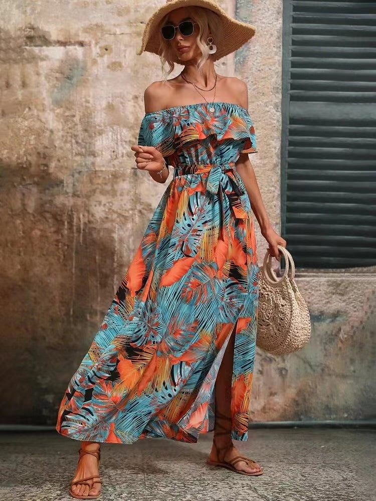 Elegantes schulterfreies Kleid mit Schlitz und tropischem Print