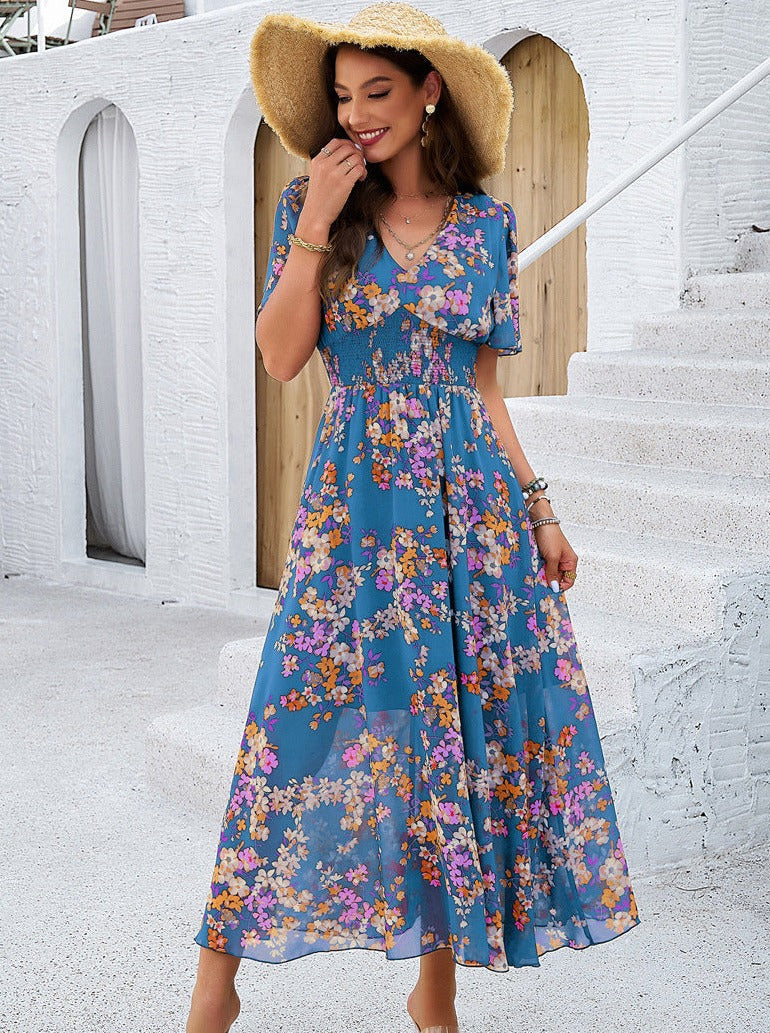 Blaues, gesmoktes, florales Kurzarmkleid mit V-Ausschnitt