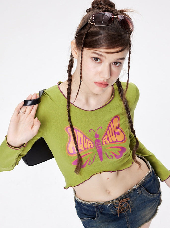 Slim Fit Langärmliges T-Shirt mit Schmetterlings-Print und freiem Bauchnabel