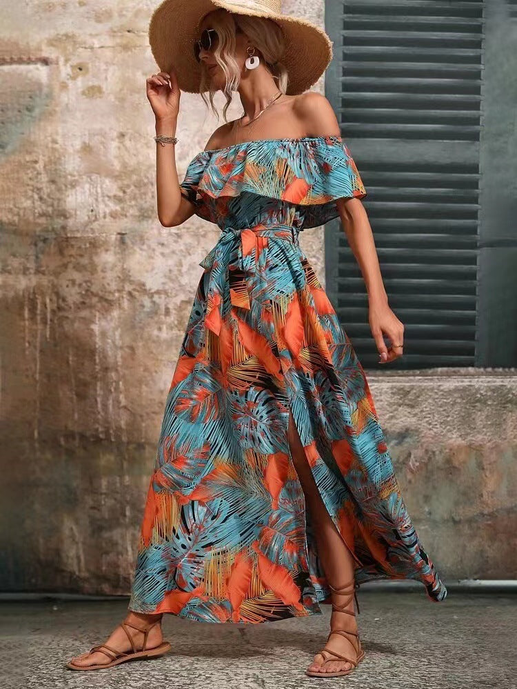 Elegantes schulterfreies Kleid mit Schlitz und tropischem Print