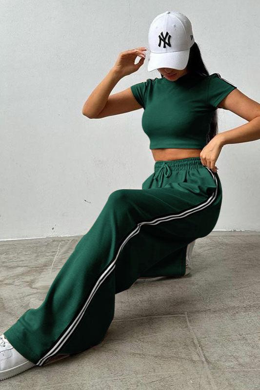Sportliches Set aus kurzärmligem Crop-Top und Hose